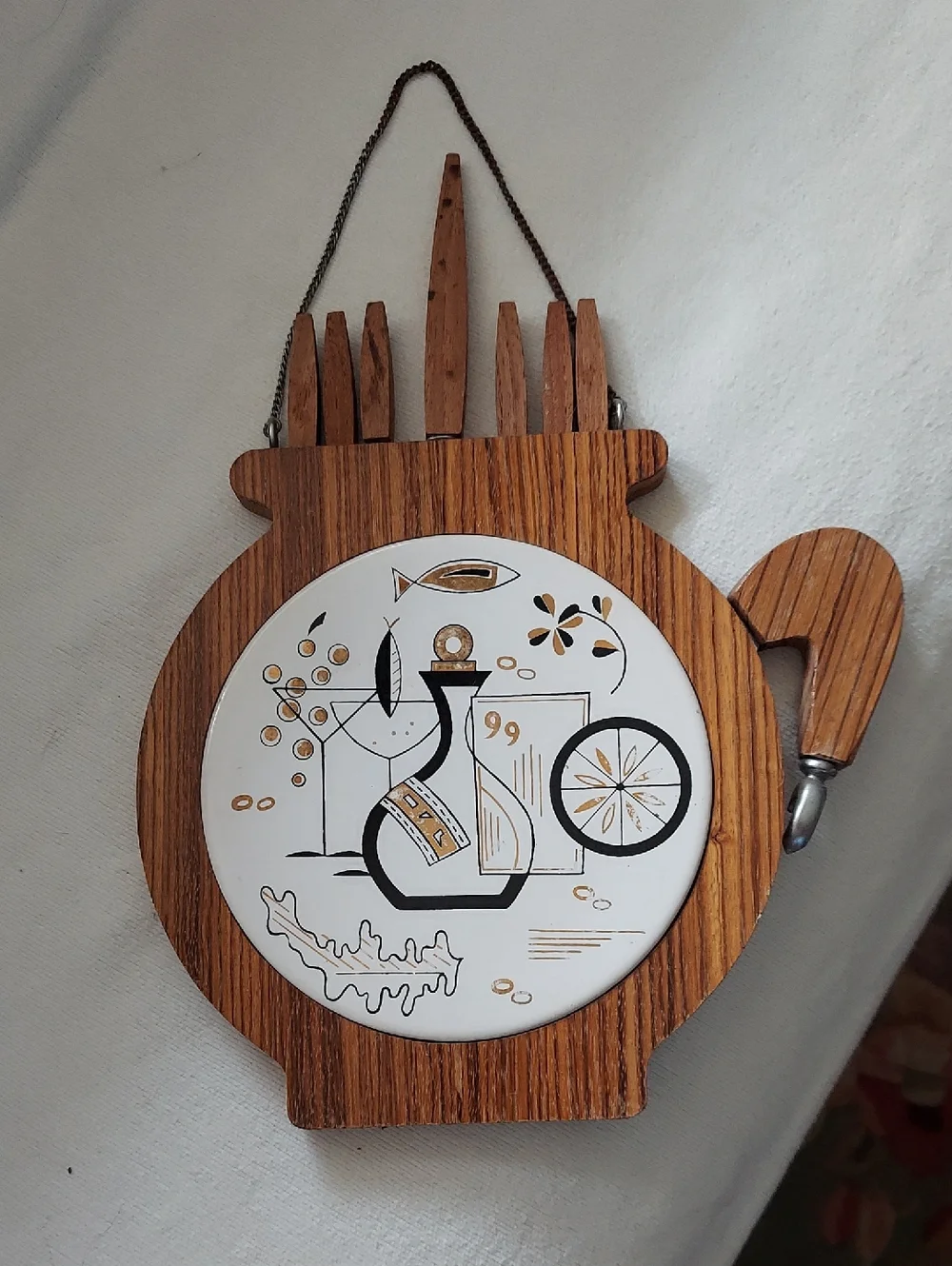 Wood Grain Kettle Wall Plaque with White Decorative Plate